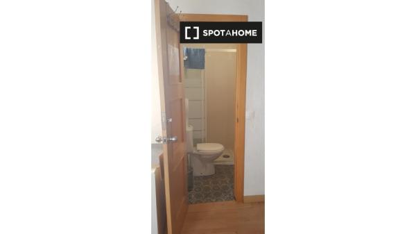 Se alquila habitación en piso de 3 habitaciones en Córdoba