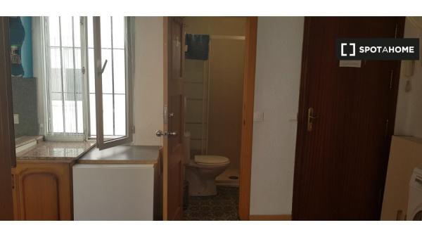 Se alquila habitación en piso de 3 habitaciones en Córdoba