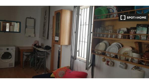 Se alquila habitación en piso de 3 habitaciones en Córdoba