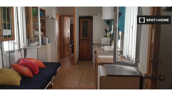 Se alquila habitación en piso de 3 habitaciones en Córdoba