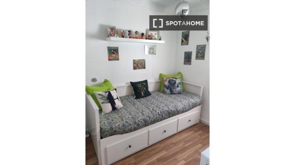 Se alquila habitación en piso de 2 dormitorios en el centro de Cádiz