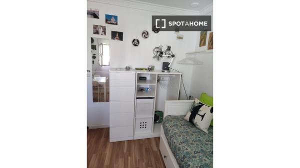 Se alquila habitación en piso de 2 dormitorios en el centro de Cádiz