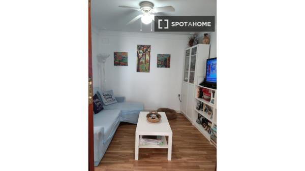 Se alquila habitación en piso de 2 dormitorios en el centro de Cádiz