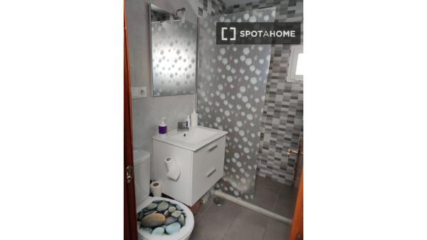 Se alquila habitación en piso de 2 dormitorios en el centro de Cádiz