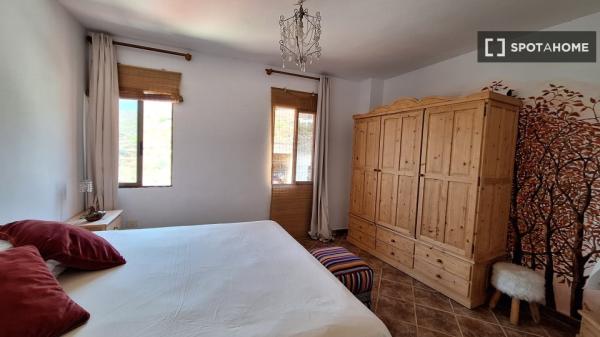 Room for rent in 4-bedroom house