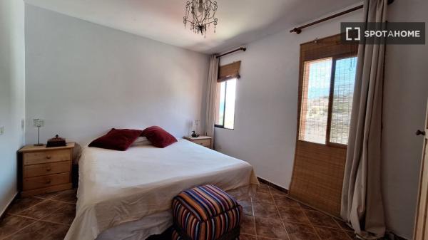 Room for rent in 4-bedroom house