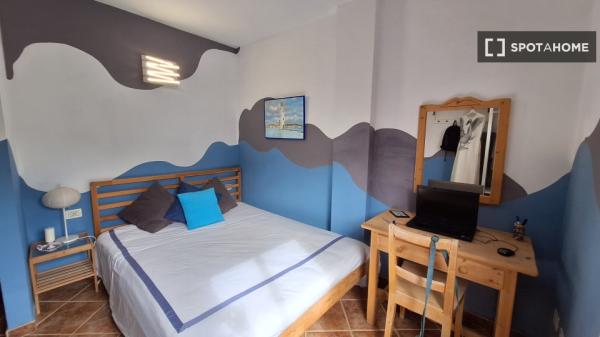 Room for rent in 4-bedroom house