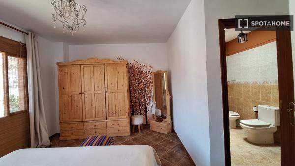 Room for rent in 4-bedroom house