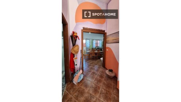 Room for rent in 4-bedroom house