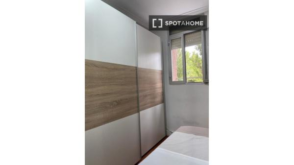 Se alquila habitación en piso de 3 habitaciones en Amposta, Madrid