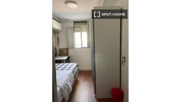 Se alquila habitación en piso de 3 habitaciones en Amposta, Madrid