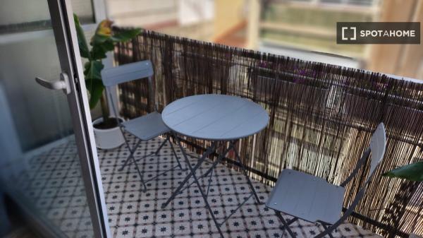 Se alquila habitación en piso de 4 habitaciones en Mercado, Alicante