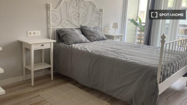 Se alquila habitación en piso de 4 habitaciones en Mercado, Alicante