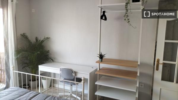 Se alquila habitación en piso de 4 habitaciones en Mercado, Alicante