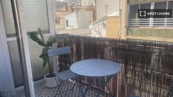 Se alquila habitación en piso de 4 habitaciones en Mercado, Alicante