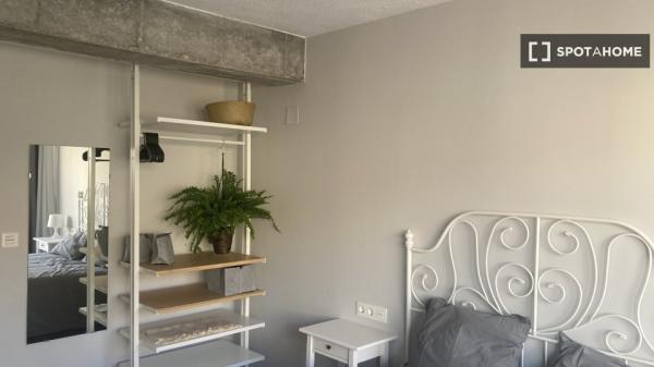 Se alquila habitación en piso de 4 habitaciones en Mercado, Alicante