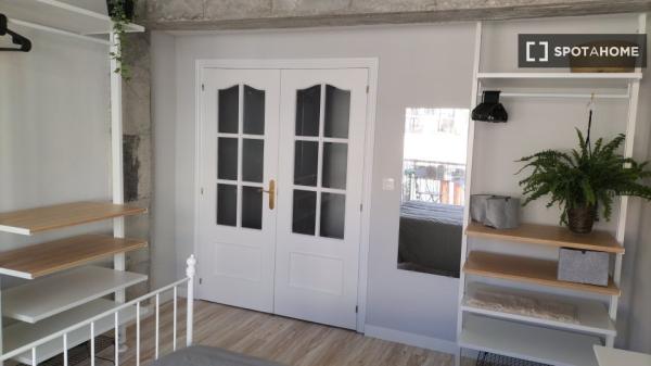 Se alquila habitación en piso de 4 habitaciones en Mercado, Alicante