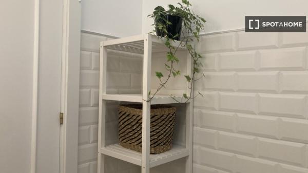 Se alquila habitación en piso de 4 habitaciones en Mercado, Alicante