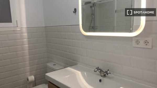 Se alquila habitación en piso de 4 habitaciones en Mercado, Alicante