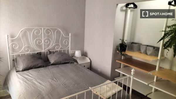 Pokój do wynajęcia w mieszkaniu z 4 sypialniami w Mercado w Alicante