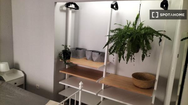 Pokój do wynajęcia w mieszkaniu z 4 sypialniami w Mercado w Alicante