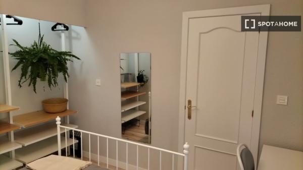 Pokój do wynajęcia w mieszkaniu z 4 sypialniami w Mercado w Alicante