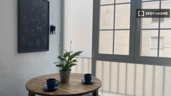 Pokój do wynajęcia w mieszkaniu z 4 sypialniami w Mercado w Alicante