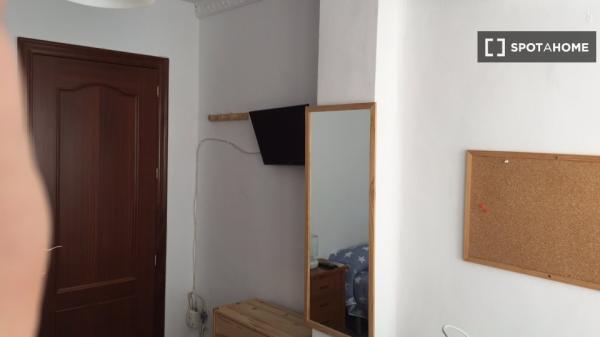 Se alquila habitación en piso de 8 habitaciones en Málaga