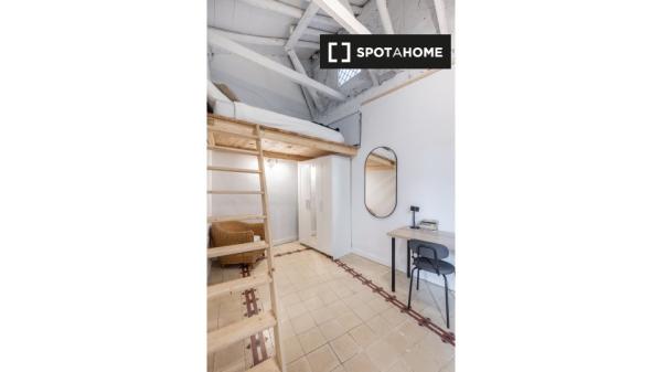 Se alquila habitación en piso de 8 habitaciones en Granada