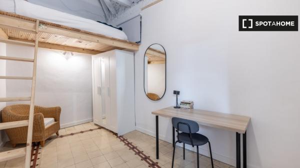 Se alquila habitación en piso de 8 habitaciones en Granada