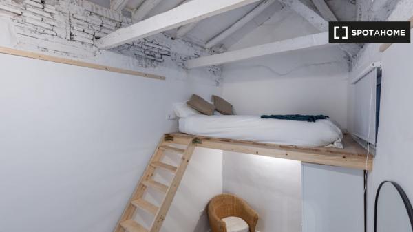 Se alquila habitación en piso de 8 habitaciones en Granada