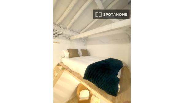 Se alquila habitación en piso de 8 habitaciones en Granada