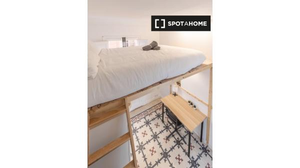 Se alquila habitación en piso de 8 habitaciones en Granada