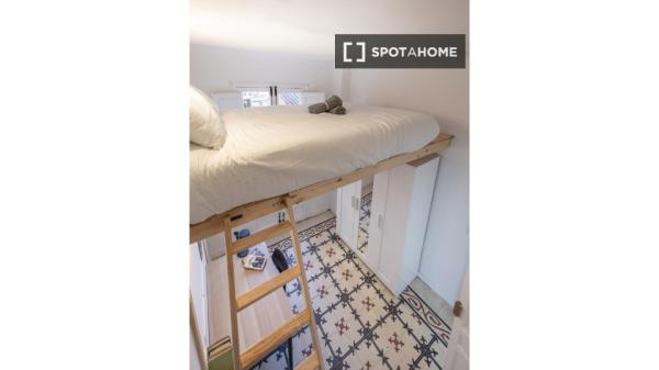 Se alquila habitación en piso de 8 habitaciones en Granada