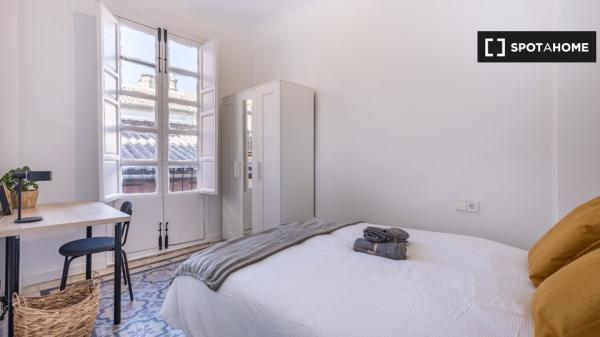 Se alquila habitación en piso de 8 habitaciones en Granada