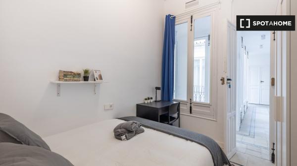 Se alquila habitación en piso de 8 habitaciones en Granada