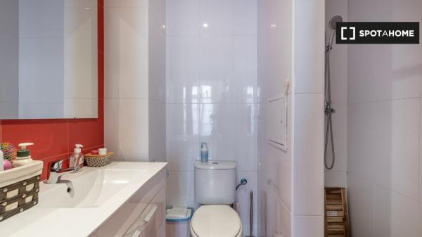 Se alquila habitación en piso de 8 habitaciones en Granada