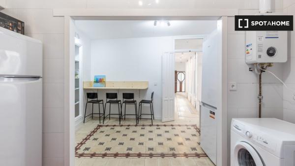 Se alquila habitación en piso de 8 habitaciones en Granada