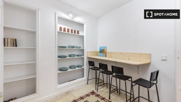 Se alquila habitación en piso de 8 habitaciones en Granada