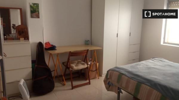 Room for rent in 2-bedroom apartment in Vistabella, Murcia