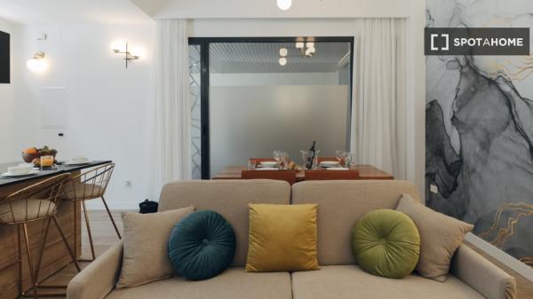 Se alquila piso de 2 habitaciones en Sevilla.