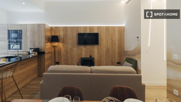 Se alquila piso de 2 habitaciones en Sevilla.