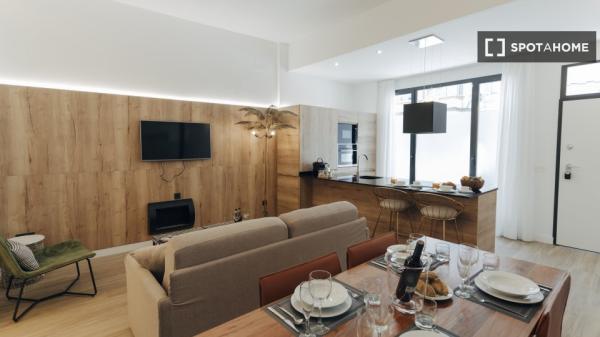 Se alquila piso de 2 habitaciones en Sevilla.