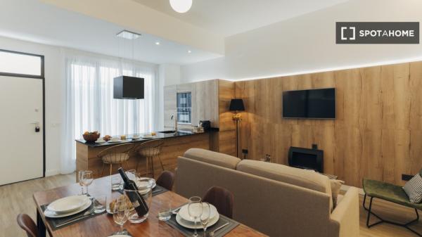 Se alquila piso de 2 habitaciones en Sevilla.