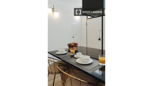 Se alquila piso de 2 habitaciones en Sevilla.