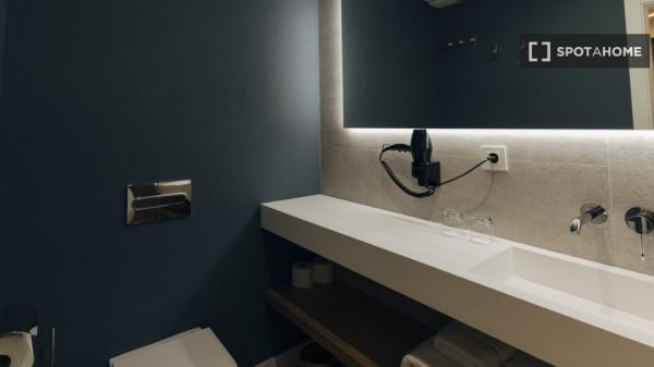 Se alquila piso de 2 habitaciones en Sevilla.