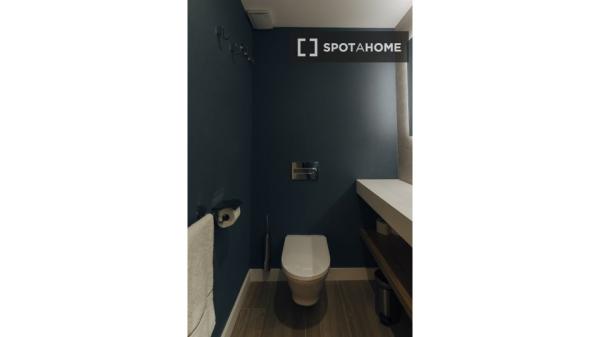 Se alquila piso de 2 habitaciones en Sevilla.