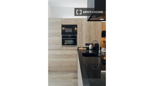 Se alquila piso de 2 habitaciones en Sevilla.