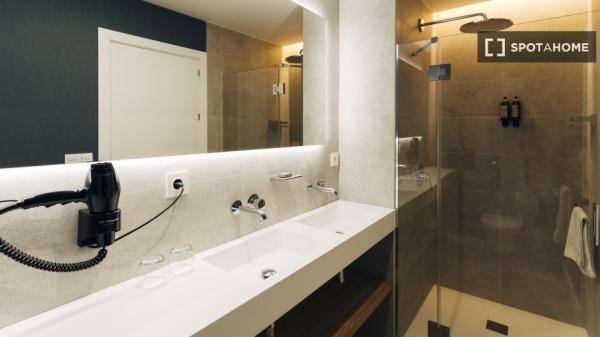 Se alquila piso de 2 habitaciones en Sevilla.