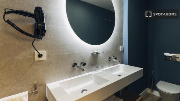 Se alquila piso de 2 habitaciones en Sevilla.